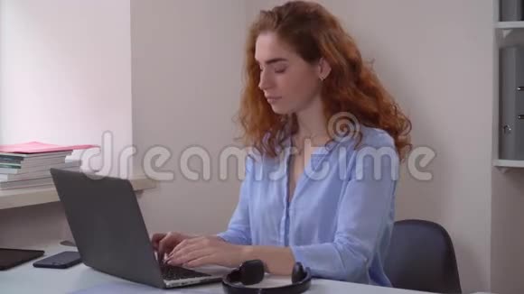 姜女商人用电脑工作视频的预览图