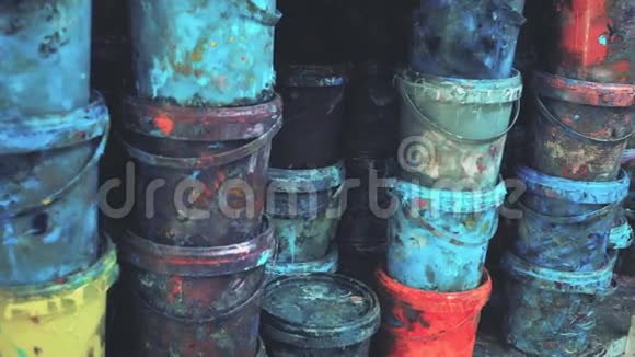 工业油漆仓库装满了五颜六色的染色桶视频的预览图