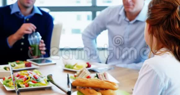 行政人员在自助餐厅一起吃早餐时讨论视频的预览图