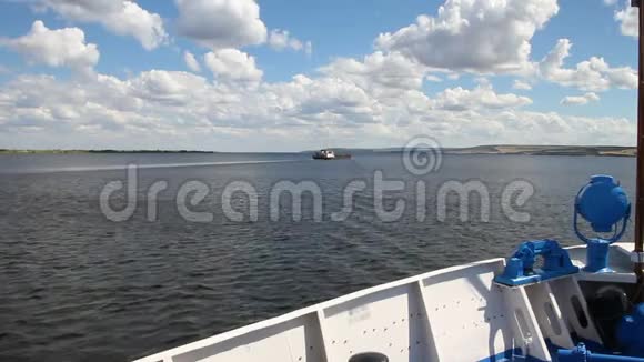 从船的鼻子看录像河流景观夏天云彩伏尔加游轮俄罗斯视频的预览图