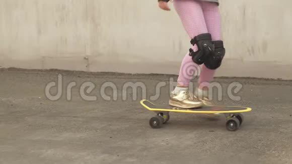 一个小女孩骑在黄色滑板上视频的预览图