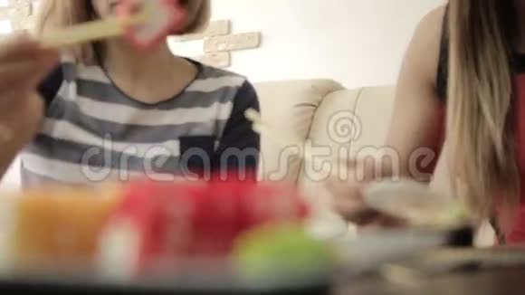 两个幸福的女朋友在日本料理餐厅吃寿司用筷子视频的预览图