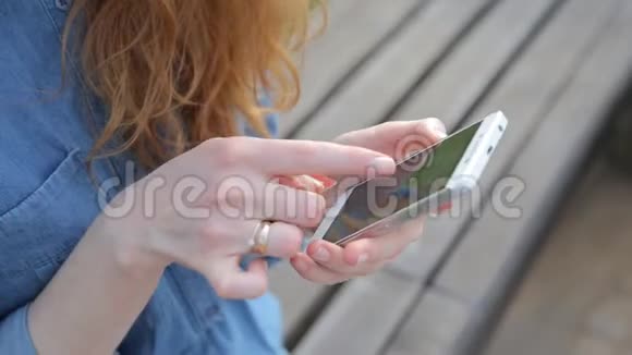 近手年轻女性使用手机网上购物并在网上银行付款视频的预览图