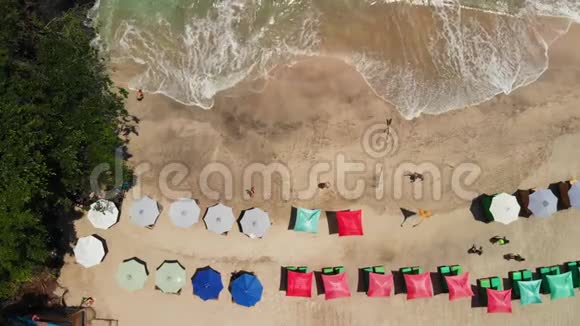 鸟瞰天堂维珍海滩和伞在巴厘岛印度尼西亚视频的预览图