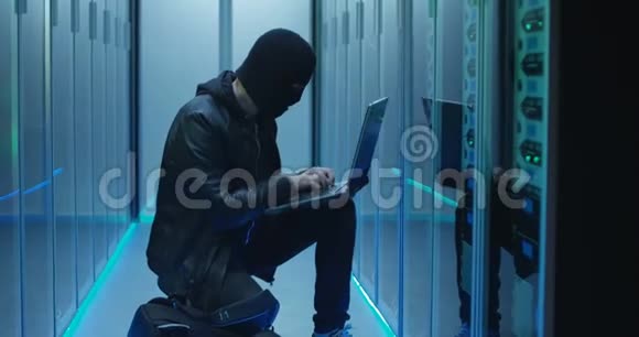 匿名黑客闯入服务器系统视频的预览图