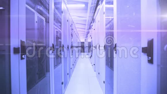 服务器机房内的计算机服务器灯光闪烁视频的预览图