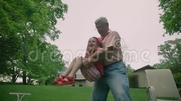 在夏天祖父背着孙女扛在肩上视频的预览图