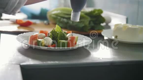 厨师在餐厅的盘子里端着希腊色拉视频的预览图