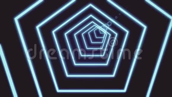 美丽的抽象五角大楼隧道由明亮的蓝色霓虹灯线组成黑色背景未来霓虹灯隧道视频的预览图