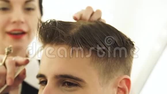 理发店男发型时女理发师梳湿头发专业男性发型及发型视频的预览图