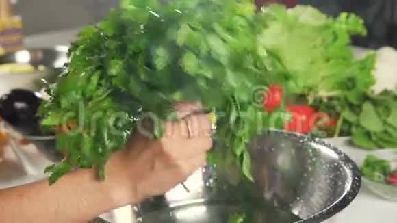 新鲜的生菜沙拉溅到水里保健食品慢动作视频的预览图