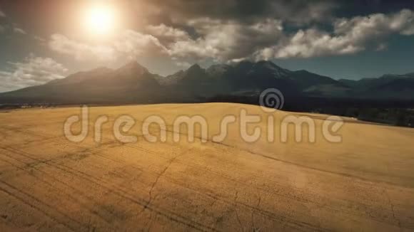 山脉和黄色麦田视频的预览图