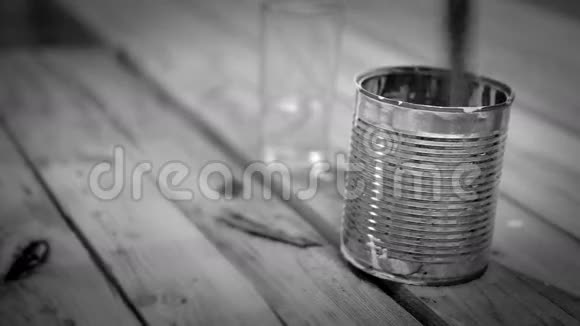在锡罐中与溶剂混合的黑白画面视频的预览图