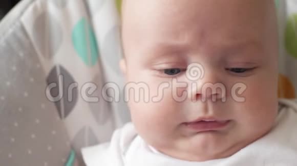 小宝宝开始哭了这孩子要哭了视频的预览图