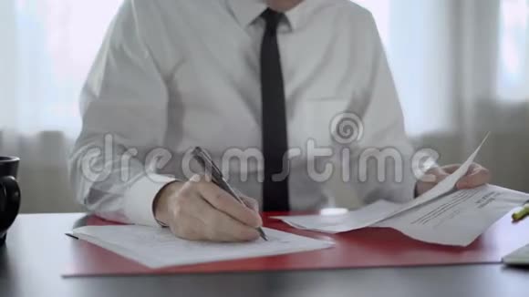 一个人在办公桌上写文件视频的预览图
