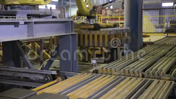 特写镜头机器人手臂装配产品在现代工厂工业机器人视频的预览图