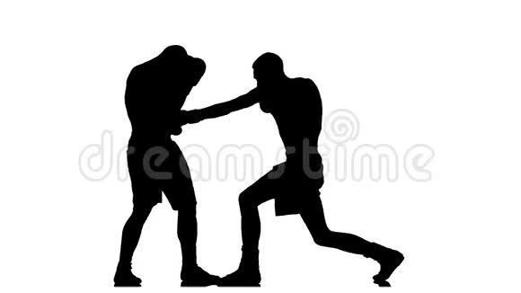 拳击戴着手套两人剪影运动员比赛慢动作视频的预览图