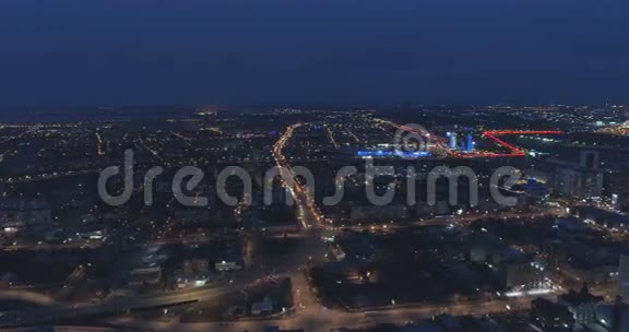 从鸟瞰照明城市通讯视频的预览图