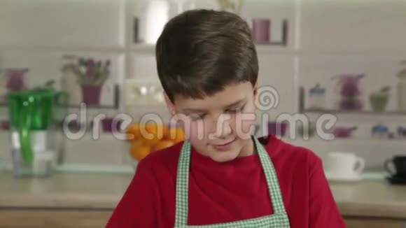 可爱的男孩在厨房里切辣椒视频的预览图