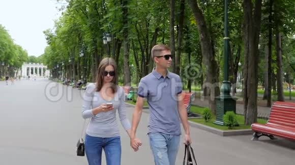 浪漫的情侣沿着公园散步视频的预览图