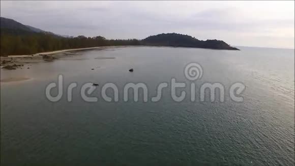 泰国海湾空中鸟瞰船在平静海面上滚动视频的预览图