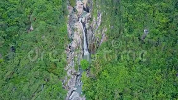 落基峡谷瀑布级联上的Flycam鸽子视频的预览图