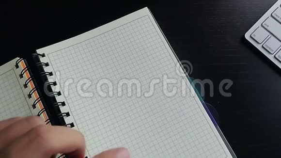 人在笔记中写作行动的时间视频的预览图