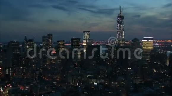 夜间放大自由塔空中视频的预览图