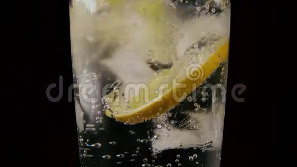 在一个装有苏打冰和柠檬的杯子里放下吸管慢动作视频的预览图