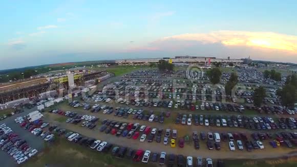 广角空中覆盖挤满了体育场的停车场视频的预览图