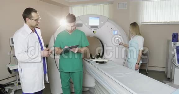 4K护士按下CTMRI扫描仪的设置按钮视频的预览图