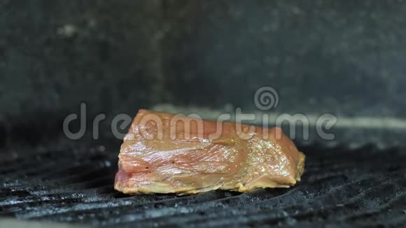 在美国传统的鱼片肉中的特写烤牛肉或猪肉片视频的预览图