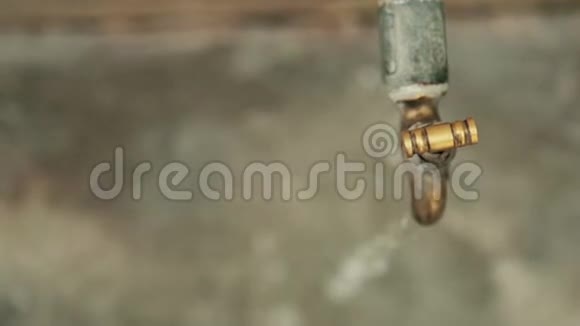 印度滴水室外水龙头视频的预览图
