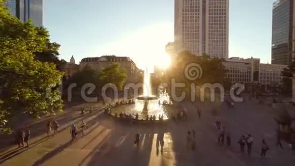 城市风光通勤人城市景观日落鸟瞰视频的预览图