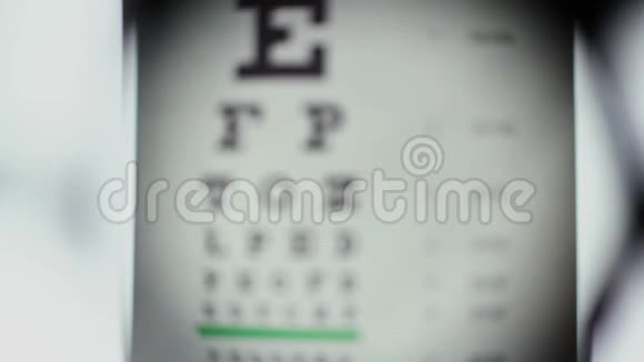 视力检查验光师选择眼镜镜片视频的预览图
