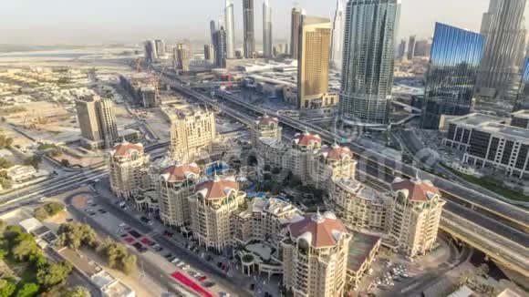 迪拜市区日落时分的天际线和靠近阿联酋购物中心的道路交通视频的预览图
