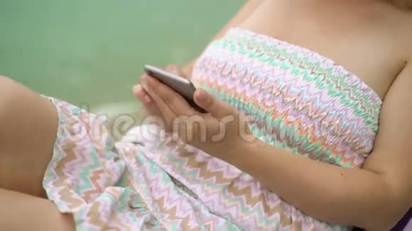 一位坐在沙滩椅上的年轻女士视频的预览图