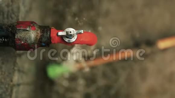 印度滴水室外水龙头视频的预览图
