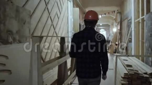 木匠在木工车间工作用胶合板在工厂行走的人家具制造视频的预览图