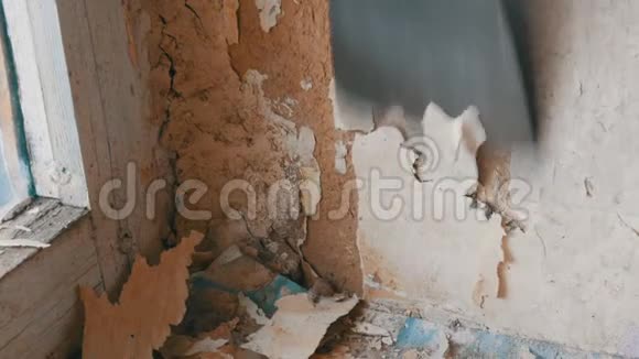人用专用抹刀剥旧壁纸墙上有黄色破旧的墙纸家修关门视频的预览图
