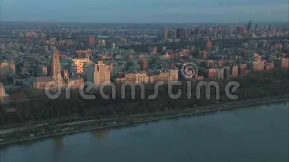 清晨的阳光照耀着曼哈顿的空中视频的预览图