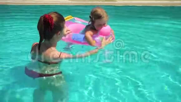 妈妈和女儿一起在游泳池游泳视频的预览图