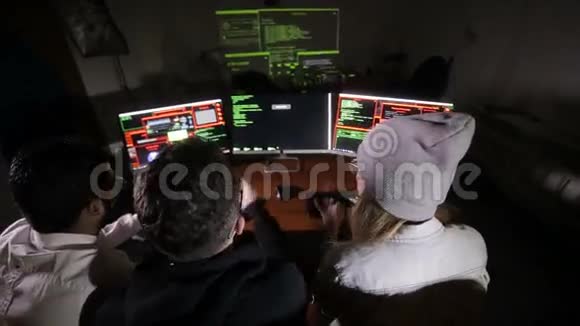 多民族IT专业人员团队在黑暗中与计算机合作黑客攻击计算机系统视频的预览图