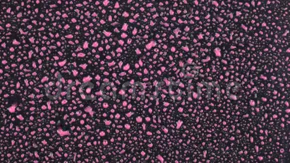 掉下来的粉红色油漆和形成的溪流在一个黑色的表面视频的预览图