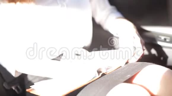年轻的女商人坐出租车在记事本上做笔记视频的预览图