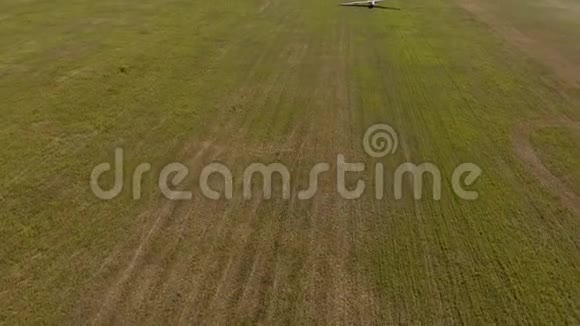 无人驾驶飞机在阳光明媚的一天向机翼发射三架滑翔机视频的预览图
