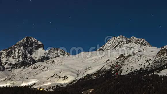 瑞士阿尔卑斯山的时光流逝之夜视频的预览图