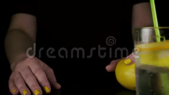 慢动作一杯柠檬水卷在桌子上视频的预览图