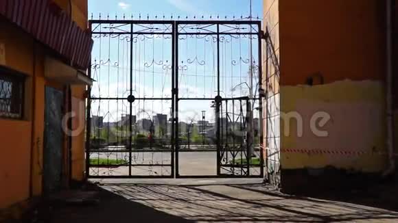 堆场复古铁门视频的预览图