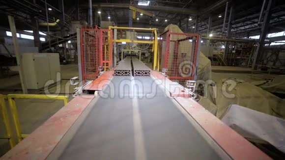 传送带与刚刚制造的砖块在工厂的地板上视频的预览图
